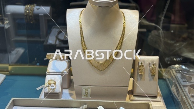 أحدث صيحات المشغولات الذهبية  في معرض الذهب والمجوهرات بمدينة جدة، المملكة العربية السعودية، يوم 12 من يناير 2026 ، فعالية تجارية متخصصة تجمع أبرز دور الذهب والمجوهرات،  مشاركة علامات تجارية محلية وعالمية ،أجواء راقية وتجربة تسوق مميزة لعشاق الفخامة.