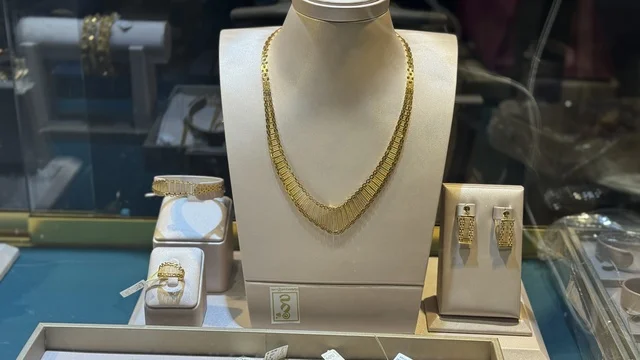 أحدث صيحات المشغولات الذهبية  في معرض الذهب والمجوهرات بمدينة جدة، المملكة العربية السعودية، يوم 12 من يناير 2026 ، فعالية تجارية متخصصة تجمع أبرز دور الذهب والمجوهرات،  مشاركة علامات تجارية محلية وعالمية ،أجواء راقية وتجربة تسوق مميزة لعشاق الفخامة.