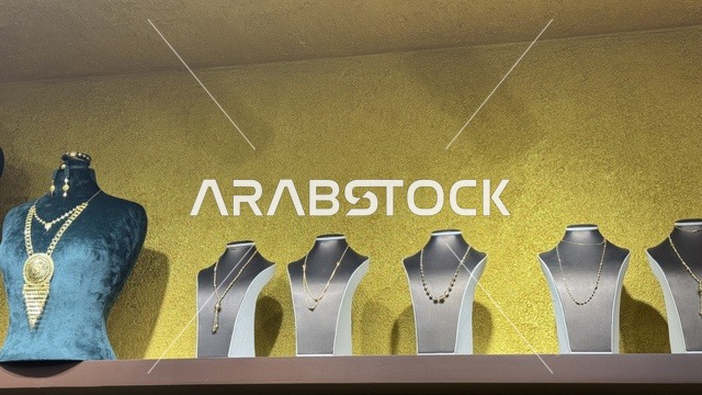 أحدث صيحات المشغولات الذهبية  في معرض الذهب والمجوهرات بمدينة جدة، المملكة العربية السعودية، يوم 12 من يناير 2026 ، فعالية تجارية متخصصة تجمع أبرز دور الذهب والمجوهرات،  مشاركة علامات تجارية محلية وعالمية ،أجواء راقية وتجربة تسوق مميزة لعشاق الفخامة.