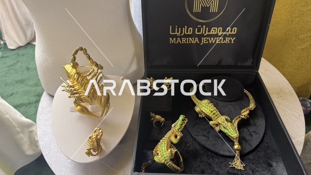 أحدث صيحات المشغولات الذهبية  في معرض الذهب والمجوهرات بمدينة جدة، المملكة العربية السعودية، يوم 12 من يناير 2026 ، فعالية تجارية متخصصة تجمع أبرز دور الذهب والمجوهرات،  مشاركة علامات تجارية محلية وعالمية ،أجواء راقية وتجربة تسوق مميزة لعشاق الفخامة.