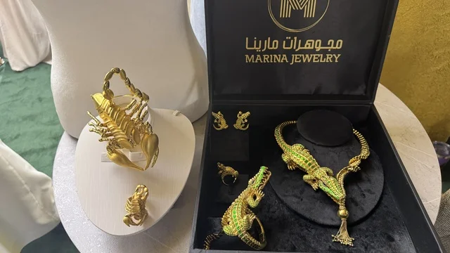 أحدث صيحات المشغولات الذهبية  في معرض الذهب والمجوهرات بمدينة جدة، المملكة العربية السعودية، يوم 12 من يناير 2026 ، فعالية تجارية متخصصة تجمع أبرز دور الذهب والمجوهرات،  مشاركة علامات تجارية محلية وعالمية ،أجواء راقية وتجربة تسوق مميزة لعشاق الفخامة.