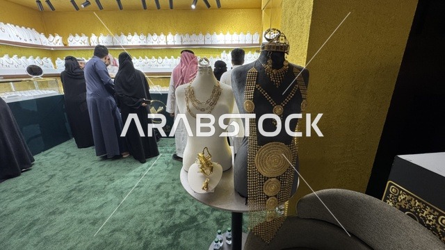 أحدث صيحات المشغولات الذهبية  في معرض الذهب والمجوهرات بمدينة جدة، المملكة العربية السعودية، يوم 12 من يناير 2026 ، فعالية تجارية متخصصة تجمع أبرز دور الذهب والمجوهرات،  مشاركة علامات تجارية محلية وعالمية ،أجواء راقية وتجربة تسوق مميزة لعشاق الفخامة.
