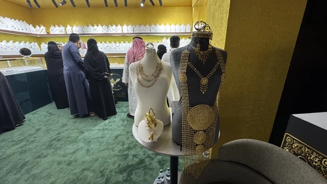 أحدث صيحات المشغولات الذهبية  في معرض الذهب والمجوهرات بمدينة جدة، المملكة العربية السعودية، يوم 12 من يناير 2026 ، فعالية تجارية متخصصة تجمع أبرز دور الذهب والمجوهرات،  مشاركة علامات تجارية محلية وعالمية ،أجواء راقية وتجربة تسوق مميزة لعشاق الفخامة.