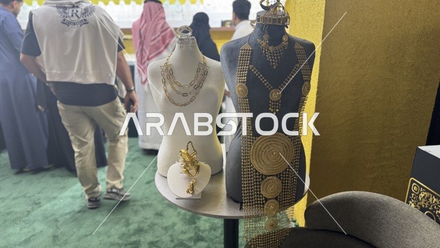 أحدث صيحات المشغولات الذهبية  في معرض الذهب والمجوهرات بمدينة جدة، المملكة العربية السعودية، يوم 12 من يناير 2026 ، فعالية تجارية متخصصة تجمع أبرز دور الذهب والمجوهرات،  مشاركة علامات تجارية محلية وعالمية ،أجواء راقية وتجربة تسوق مميزة لعشاق الفخامة.