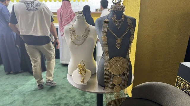 أحدث صيحات المشغولات الذهبية  في معرض الذهب والمجوهرات بمدينة جدة، المملكة العربية السعودية، يوم 12 من يناير 2026 ، فعالية تجارية متخصصة تجمع أبرز دور الذهب والمجوهرات،  مشاركة علامات تجارية محلية وعالمية ،أجواء راقية وتجربة تسوق مميزة لعشاق الفخامة.