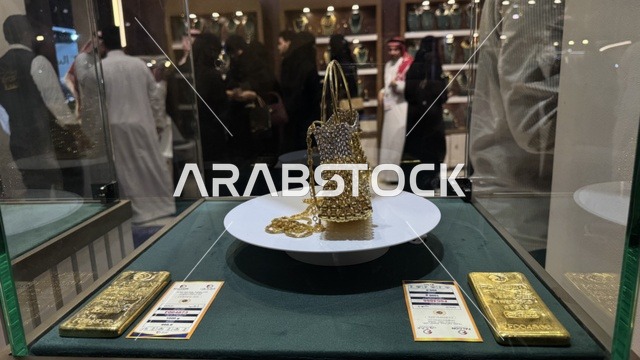 شنطة ذهبية  في معرض الذهب والمجوهرات بمدينة جدة، المملكة العربية السعودية، يوم 12 من يناير 2026 ، فعالية تجارية متخصصة تجمع أبرز دور الذهب والمجوهرات،  مشاركة علامات تجارية محلية وعالمية ،أجواء راقية وتجربة تسوق مميزة لعشاق الفخامة.