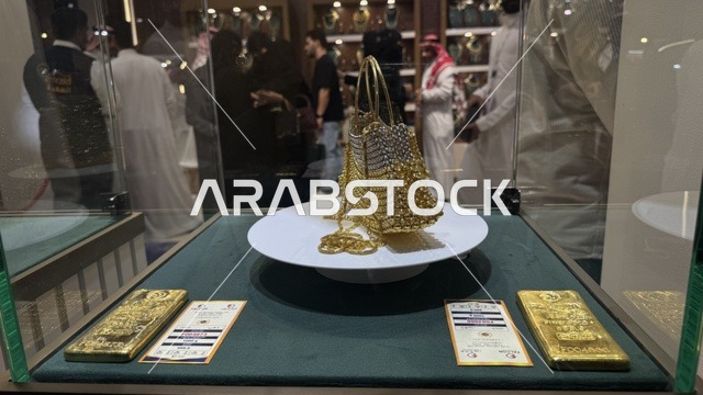 شنطة ذهبية  في معرض الذهب والمجوهرات بمدينة جدة، المملكة العربية السعودية، يوم 12 من يناير 2026 ، فعالية تجارية متخصصة تجمع أبرز دور الذهب والمجوهرات،  مشاركة علامات تجارية محلية وعالمية ،أجواء راقية وتجربة تسوق مميزة لعشاق الفخامة.
