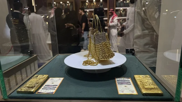 شنطة ذهبية  في معرض الذهب والمجوهرات بمدينة جدة، المملكة العربية السعودية، يوم 12 من يناير 2026 ، فعالية تجارية متخصصة تجمع أبرز دور الذهب والمجوهرات،  مشاركة علامات تجارية محلية وعالمية ،أجواء راقية وتجربة تسوق مميزة لعشاق الفخامة.