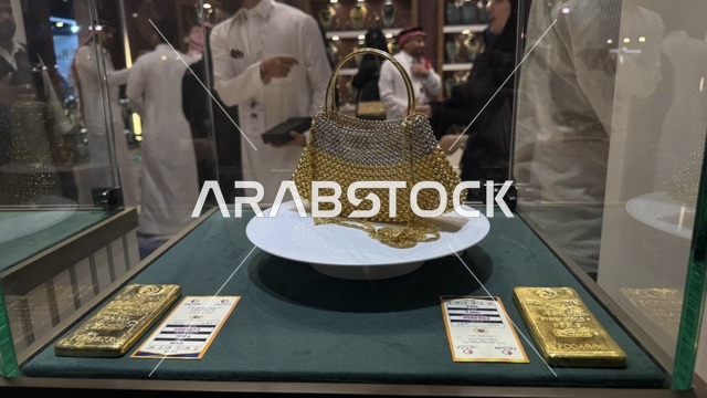 شنطة ذهبية  في معرض الذهب والمجوهرات بمدينة جدة، المملكة العربية السعودية، يوم 12 من يناير 2026 ، فعالية تجارية متخصصة تجمع أبرز دور الذهب والمجوهرات،  مشاركة علامات تجارية محلية وعالمية ،أجواء راقية وتجربة تسوق مميزة لعشاق الفخامة.