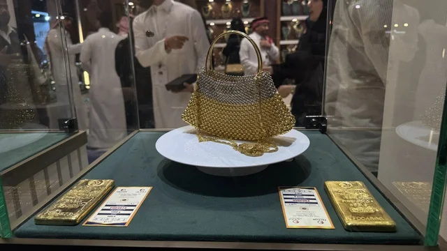 شنطة ذهبية  في معرض الذهب والمجوهرات بمدينة جدة، المملكة العربية السعودية، يوم 12 من يناير 2026 ، فعالية تجارية متخصصة تجمع أبرز دور الذهب والمجوهرات،  مشاركة علامات تجارية محلية وعالمية ،أجواء راقية وتجربة تسوق مميزة لعشاق الفخامة.