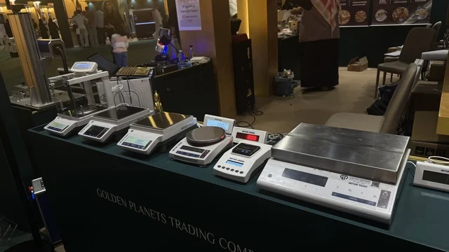 ادوات القياس فى معرض الذهب والمجوهرات بمدينة جدة، المملكة العربية السعودية، يوم 12 من يناير 2026 ، فعالية تجارية متخصصة تجمع أبرز دور الذهب والمجوهرات، مشاركة علامات تجارية محلية وعالمية، أحدث صيحات المشغولات الذهبية والأحجار الكريمة ، أجواء راقية وتجربة تسوق مميزة لعشاق الفخامة.