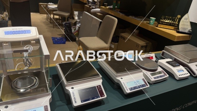 ادوات القياس فى معرض الذهب والمجوهرات بمدينة جدة، المملكة العربية السعودية، يوم 12 من يناير 2026 ، فعالية تجارية متخصصة تجمع أبرز دور الذهب والمجوهرات، مشاركة علامات تجارية محلية وعالمية، أحدث صيحات المشغولات الذهبية والأحجار الكريمة ، أجواء راقية وتجربة تسوق مميزة لعشاق الفخامة.