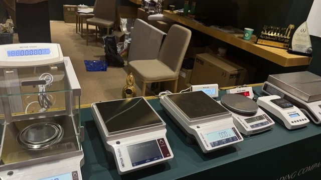 ادوات القياس فى معرض الذهب والمجوهرات بمدينة جدة، المملكة العربية السعودية، يوم 12 من يناير 2026 ، فعالية تجارية متخصصة تجمع أبرز دور الذهب والمجوهرات، مشاركة علامات تجارية محلية وعالمية، أحدث صيحات المشغولات الذهبية والأحجار الكريمة ، أجواء راقية وتجربة تسوق مميزة لعشاق الفخامة.