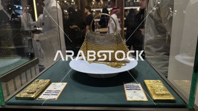 شنطة ذهبية  في معرض الذهب والمجوهرات بمدينة جدة، المملكة العربية السعودية، يوم 12 من يناير 2026 ، فعالية تجارية متخصصة تجمع أبرز دور الذهب والمجوهرات،  مشاركة علامات تجارية محلية وعالمية ،أجواء راقية وتجربة تسوق مميزة لعشاق الفخامة.