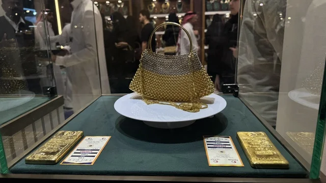شنطة ذهبية  في معرض الذهب والمجوهرات بمدينة جدة، المملكة العربية السعودية، يوم 12 من يناير 2026 ، فعالية تجارية متخصصة تجمع أبرز دور الذهب والمجوهرات،  مشاركة علامات تجارية محلية وعالمية ،أجواء راقية وتجربة تسوق مميزة لعشاق الفخامة.