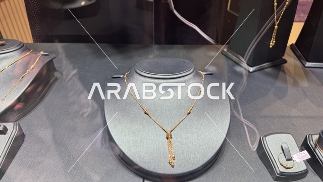 أحدث المجوهرات والمشغولات الذهبية  فى معرض الذهب والمجوهرات بمدينة جدة، المملكة العربية السعودية، يوم 12 من يناير 2026 ، فعالية تجارية متخصصة تجمع أبرز دور الذهب والمجوهرات، مشاركة علامات تجارية محلية وعالمية،  أجواء راقية وتجربة تسوق مميزة لعشاق الفخامة.