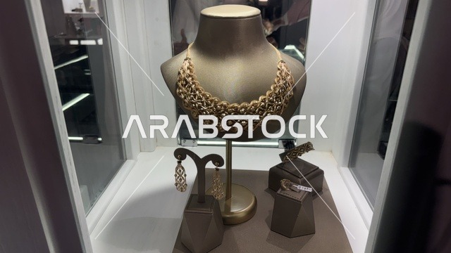 أحدث المجوهرات والمشغولات الذهبية  فى معرض الذهب والمجوهرات بمدينة جدة، المملكة العربية السعودية، يوم 12 من يناير 2026 ، فعالية تجارية متخصصة تجمع أبرز دور الذهب والمجوهرات، مشاركة علامات تجارية محلية وعالمية،  أجواء راقية وتجربة تسوق مميزة لعشاق الفخامة.
