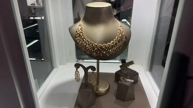 أحدث المجوهرات والمشغولات الذهبية  فى معرض الذهب والمجوهرات بمدينة جدة، المملكة العربية السعودية، يوم 12 من يناير 2026 ، فعالية تجارية متخصصة تجمع أبرز دور الذهب والمجوهرات، مشاركة علامات تجارية محلية وعالمية،  أجواء راقية وتجربة تسوق مميزة لعشاق الفخامة.