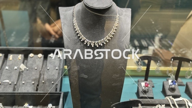 أحدث المجوهرات والمشغولات الذهبية  فى معرض الذهب والمجوهرات بمدينة جدة، المملكة العربية السعودية، يوم 12 من يناير 2026 ، فعالية تجارية متخصصة تجمع أبرز دور الذهب والمجوهرات، مشاركة علامات تجارية محلية وعالمية،  أجواء راقية وتجربة تسوق مميزة لعشاق الفخامة.
