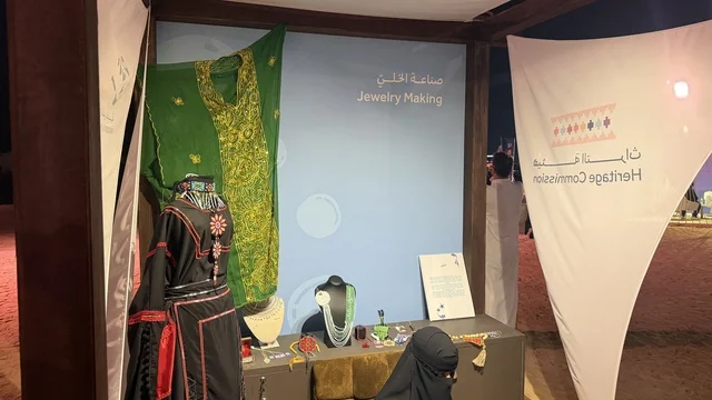 جناح صناعة الحلي، عروض لمراحل بناء السفن التقليدية والأدوات والمواد المستخدمة، مهرجان السفن الخشبية على شاطئ الحمراء بجدة في المملكة العربية السعودية 12 إلى 16 يناير 2026، التراث البحري، الأنشطة التفاعلية والعروض الثقافية