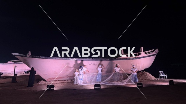 بجانب سفينة شخص يرتدي الزي التقليدي ويعزف على آلة موسيقية، عروض لمراحل بناء السفن التقليدية والأدوات والمواد المستخدمة، مهرجان السفن الخشبية على شاطئ الحمراء بجدة في المملكة العربية السعودية 12 إلى 16 يناير 2026، التراث البحري، الأنشطة التفاعلية والعروض الثقافية