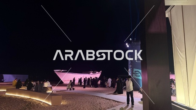 مجسم قارب باللون الابيض، عروض لمراحل بناء السفن التقليدية والأدوات والمواد المستخدمة، مهرجان السفن الخشبية على شاطئ الحمراء بجدة في المملكة العربية السعودية 12 إلى 16 يناير 2026، التراث البحري، الأنشطة التفاعلية والعروض الثقافية
