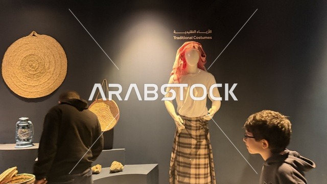 أطباق دائرية منسوجة ومصنوعة من مواد طبيعية، عروض لمراحل بناء السفن التقليدية والأدوات والمواد المستخدمة، مهرجان السفن الخشبية على شاطئ الحمراء بجدة في المملكة العربية السعودية 12 إلى 16 يناير 2026، التراث البحري، الأنشطة التفاعلية والعروض الثقافية