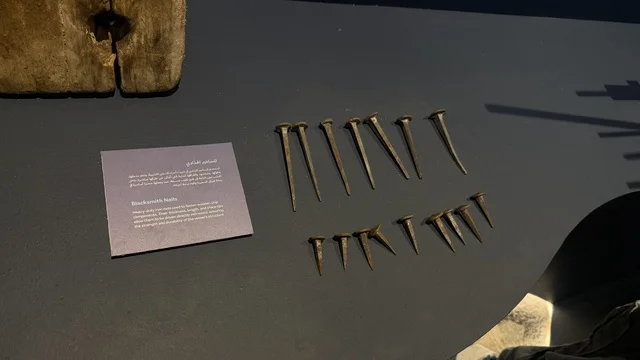 مجموعة من مسامير حدوة الحصان الأثرية، عروض لمراحل بناء السفن التقليدية والأدوات والمواد المستخدمة، مهرجان السفن الخشبية على شاطئ الحمراء بجدة في المملكة العربية السعودية 12 إلى 16 يناير 2026، التراث البحري، الأنشطة التفاعلية والعروض الثقافية