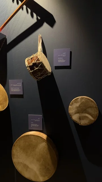 الآلات البسيطة التي تعمل بتناغم، عروض لمراحل بناء السفن التقليدية والأدوات والمواد المستخدمة، مهرجان السفن الخشبية على شاطئ الحمراء بجدة في المملكة العربية السعودية 12 إلى 16 يناير 2026، التراث البحري، الأنشطة التفاعلية والعروض الثقافية