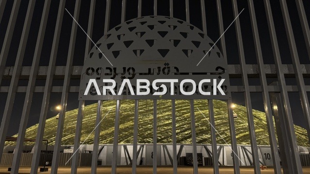 التصميم الخارجي لمركز جدة سويردوم،  معرض الذهب والمجوهرات بمدينة جدة، المملكة العربية السعودية، يوم 12 من يناير 2026 ، فعالية تجارية متخصصة تجمع أبرز دور الذهب والمجوهرات، مشاركة علامات تجارية محلية وعالمية،  أجواء راقية وتجربة تسوق مميزة لعشاق الفخامة.