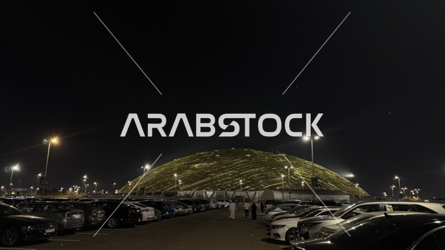 وقوف السيارات فى الباركينج الخارجي لمركز جدة سويردوم،  معرض الذهب والمجوهرات بمدينة جدة، المملكة العربية السعودية، يوم 12 من يناير 2026 ، فعالية تجارية متخصصة تجمع أبرز دور الذهب والمجوهرات، مشاركة علامات تجارية محلية وعالمية،  أجواء راقية وتجربة تسوق مميزة لعشاق الفخامة.