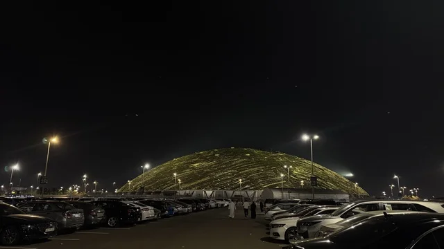 وقوف السيارات فى الباركينج الخارجي لمركز جدة سويردوم،  معرض الذهب والمجوهرات بمدينة جدة، المملكة العربية السعودية، يوم 12 من يناير 2026 ، فعالية تجارية متخصصة تجمع أبرز دور الذهب والمجوهرات، مشاركة علامات تجارية محلية وعالمية،  أجواء راقية وتجربة تسوق مميزة لعشاق الفخامة.