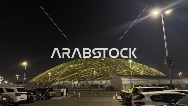 وقوف السيارات فى الباركينج الخارجي لمركز جدة سويردوم،  معرض الذهب والمجوهرات بمدينة جدة، المملكة العربية السعودية، يوم 12 من يناير 2026 ، فعالية تجارية متخصصة تجمع أبرز دور الذهب والمجوهرات، مشاركة علامات تجارية محلية وعالمية،  أجواء راقية وتجربة تسوق مميزة لعشاق الفخامة.