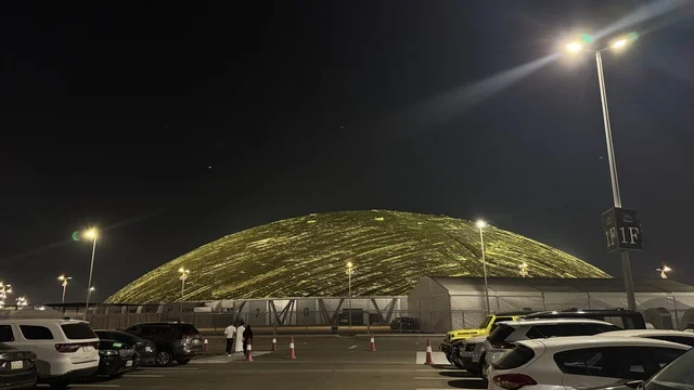 وقوف السيارات فى الباركينج الخارجي لمركز جدة سويردوم،  معرض الذهب والمجوهرات بمدينة جدة، المملكة العربية السعودية، يوم 12 من يناير 2026 ، فعالية تجارية متخصصة تجمع أبرز دور الذهب والمجوهرات، مشاركة علامات تجارية محلية وعالمية،  أجواء راقية وتجربة تسوق مميزة لعشاق الفخامة.