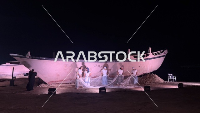 بجانب سفينة شخص يرتدي الزي التقليدي ويعزف على آلة موسيقية، عروض لمراحل بناء السفن التقليدية والأدوات والمواد المستخدمة، مهرجان السفن الخشبية على شاطئ الحمراء بجدة في المملكة العربية السعودية 12 إلى 16 يناير 2026، التراث البحري، الأنشطة التفاعلية والعروض الثقافية