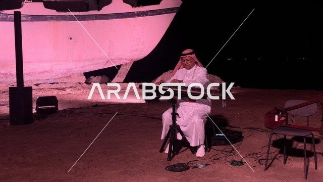 شخص يرتدي الزي التقليدي ويعزف على آلة موسيقية، عروض لمراحل بناء السفن التقليدية والأدوات والمواد المستخدمة، مهرجان السفن الخشبية على شاطئ الحمراء بجدة في المملكة العربية السعودية 12 إلى 16 يناير 2026، التراث البحري، الأنشطة التفاعلية والعروض الثقافية
