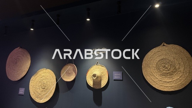 أطباق دائرية منسوجة ومصنوعة من مواد طبيعية، عروض لمراحل بناء السفن التقليدية والأدوات والمواد المستخدمة، مهرجان السفن الخشبية على شاطئ الحمراء بجدة في المملكة العربية السعودية 12 إلى 16 يناير 2026، التراث البحري، الأنشطة التفاعلية والعروض الثقافية