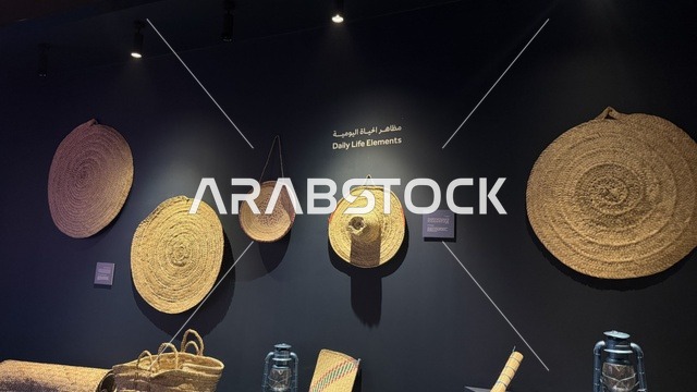 أطباق دائرية منسوجة ومصنوعة من مواد طبيعية، عروض لمراحل بناء السفن التقليدية والأدوات والمواد المستخدمة، مهرجان السفن الخشبية على شاطئ الحمراء بجدة في المملكة العربية السعودية 12 إلى 16 يناير 2026، التراث البحري، الأنشطة التفاعلية والعروض الثقافية