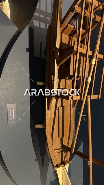 نموذج خشبي وهيكل لسفينة خشبية، عروض لمراحل بناء السفن التقليدية والأدوات والمواد المستخدمة، مهرجان السفن الخشبية على شاطئ الحمراء بجدة في المملكة العربية السعودية 12 إلى 16 يناير 2026، التراث البحري، الأنشطة التفاعلية والعروض الثقافية