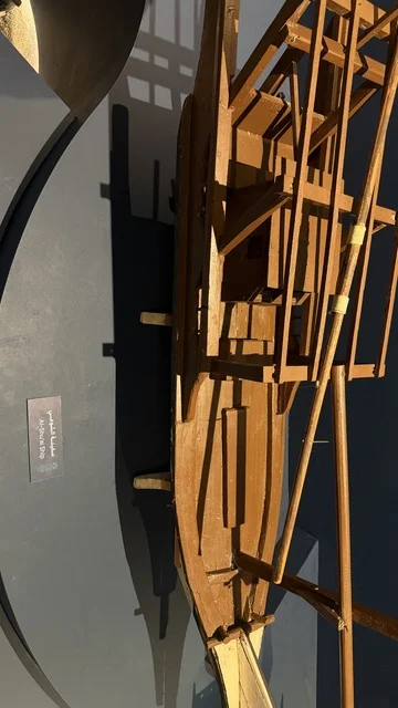 نموذج خشبي وهيكل لسفينة خشبية، عروض لمراحل بناء السفن التقليدية والأدوات والمواد المستخدمة، مهرجان السفن الخشبية على شاطئ الحمراء بجدة في المملكة العربية السعودية 12 إلى 16 يناير 2026، التراث البحري، الأنشطة التفاعلية والعروض الثقافية