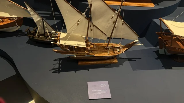 نماذج مصغرة لسفن شراعية تقليدية، عروض لمراحل بناء السفن التقليدية والأدوات والمواد المستخدمة، مهرجان السفن الخشبية على شاطئ الحمراء بجدة في المملكة العربية السعودية 12 إلى 16 يناير 2026، التراث البحري، الأنشطة التفاعلية والعروض الثقافية