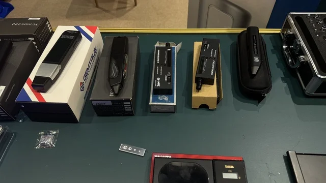 ادوات اختبار وتحديد اصالة المشغولات في معرض الذهب والمجوهرات بمدينة جدة، المملكة العربية السعودية، يوم 12 من يناير 2026 ، فعالية تجارية متخصصة تجمع أبرز دور الذهب والمجوهرات، أحدث صيحات المشغولات الذهبية والأحجار الكريمة ، مشاركة علامات تجارية محلية وعالمية، أجواء راقية وتجربة تسوق مميزة لعشاق الفخامة.