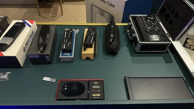 ادوات اختبار وتحديد اصالة المشغولات في معرض الذهب والمجوهرات بمدينة جدة، المملكة العربية السعودية، يوم 12 من يناير 2026 ، فعالية تجارية متخصصة تجمع أبرز دور الذهب والمجوهرات، أحدث صيحات المشغولات الذهبية والأحجار الكريمة ، مشاركة علامات تجارية محلية وعالمية، أجواء راقية وتجربة تسوق مميزة لعشاق الفخامة.