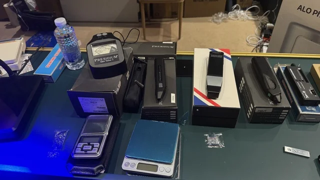 ادوات اختبار وتحديد اصالة المشغولات في معرض الذهب والمجوهرات بمدينة جدة، المملكة العربية السعودية، يوم 12 من يناير 2026 ، فعالية تجارية متخصصة تجمع أبرز دور الذهب والمجوهرات، أحدث صيحات المشغولات الذهبية والأحجار الكريمة ، مشاركة علامات تجارية محلية وعالمية، أجواء راقية وتجربة تسوق مميزة لعشاق الفخامة.