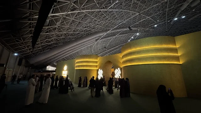 مدخل معرض الذهب والمجوهرات بمدينة جدة، المملكة العربية السعودية، يوم 12 من يناير 2026 ، فعالية تجارية متخصصة تجمع أبرز دور الذهب والمجوهرات، أحدث صيحات المشغولات الذهبية والأحجار الكريمة ، مشاركة علامات تجارية محلية وعالمية، أجواء راقية وتجربة تسوق مميزة لعشاق الفخامة.