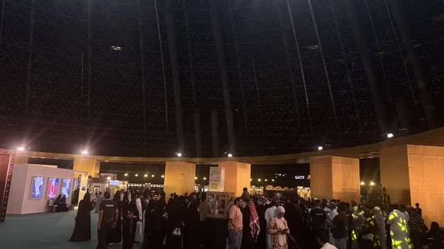 تجمع الزوار بمعرض الذهب والمجوهرات فى مركز جدة سوبردوم ، مدينة جدة، المملكة العربية السعودية، يوم 12 من يناير 2026 ، فعالية تجارية متخصصة تجمع أبرز دور الذهب والمجوهرات، أحدث صيحات المشغولات الذهبية والأحجار الكريمة ، مشاركة علامات تجارية محلية وعالمية، أجواء راقية وتجربة تسوق مميزة لعشاق الفخامة.