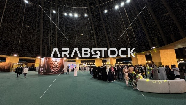 تجمع الزوار بمعرض الذهب والمجوهرات فى مركز جدة سوبردوم ، مدينة جدة، المملكة العربية السعودية، يوم 12 من يناير 2026 ، فعالية تجارية متخصصة تجمع أبرز دور الذهب والمجوهرات، أحدث صيحات المشغولات الذهبية والأحجار الكريمة ، مشاركة علامات تجارية محلية وعالمية، أجواء راقية وتجربة تسوق مميزة لعشاق الفخامة.