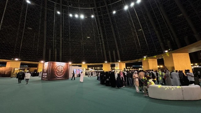 تجمع الزوار بمعرض الذهب والمجوهرات فى مركز جدة سوبردوم ، مدينة جدة، المملكة العربية السعودية، يوم 12 من يناير 2026 ، فعالية تجارية متخصصة تجمع أبرز دور الذهب والمجوهرات، أحدث صيحات المشغولات الذهبية والأحجار الكريمة ، مشاركة علامات تجارية محلية وعالمية، أجواء راقية وتجربة تسوق مميزة لعشاق الفخامة.