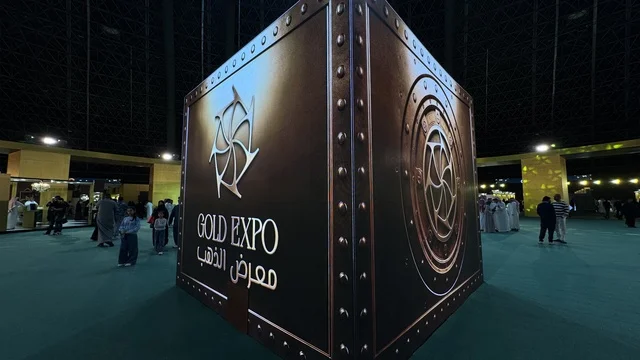 تجمع الزوار بمعرض الذهب والمجوهرات فى مركز جدة سوبردوم ، مدينة جدة، المملكة العربية السعودية، يوم 12 من يناير 2026 ، فعالية تجارية متخصصة تجمع أبرز دور الذهب والمجوهرات، أحدث صيحات المشغولات الذهبية والأحجار الكريمة ، مشاركة علامات تجارية محلية وعالمية، أجواء راقية وتجربة تسوق مميزة لعشاق الفخامة.