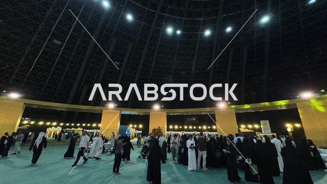 تجمع الزوار بمعرض الذهب والمجوهرات فى مركز جدة سوبردوم ، مدينة جدة، المملكة العربية السعودية، يوم 12 من يناير 2026 ، فعالية تجارية متخصصة تجمع أبرز دور الذهب والمجوهرات، أحدث صيحات المشغولات الذهبية والأحجار الكريمة ، مشاركة علامات تجارية محلية وعالمية، أجواء راقية وتجربة تسوق مميزة لعشاق الفخامة.